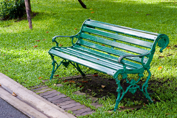 зелене крісло в саду
 - Фото, зображення