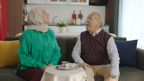 Boldog öreg ember, aki török kávét iszik hagyományos csészében. Öreg ember, miután egy jó ideje beszélgetni a látogató lánya, miközben iszik török kávé.Boldog apa és lánya portré. - Fotó, kép