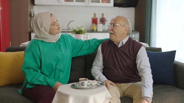 伝統的なカップでトルコのコーヒーを飲む幸せな愛する老人。トルコのコーヒーを飲みながら訪問娘と楽しい時間を過ごしている老人。幸せな父親と娘の肖像画. - 写真・画像