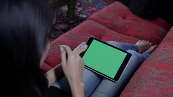 Frau berührt ipad green screen computer monitor internet website - Filmmaterial, Video