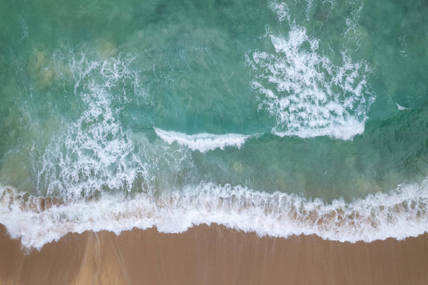 Légi kilátás hullámok összeomlik a homok a strand és lágy hullám háttér, Felülnézet - Fotó, kép