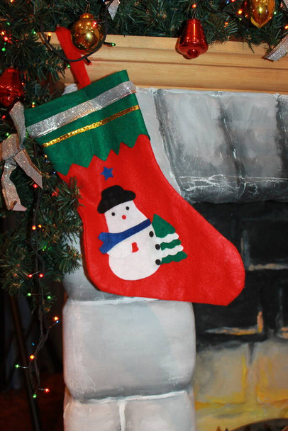 Socke für Weihnachtsgeschenke Strumpf auf Kamin Mantel - Foto, Bild