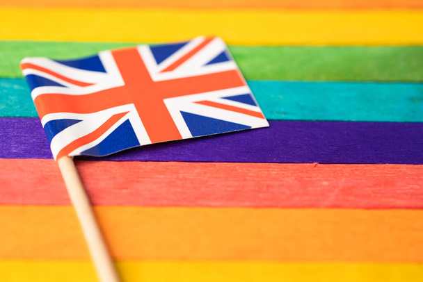 虹の背景にある英国の国旗LGBTゲイプライド月間のシンボル社会運動虹の旗は、レズビアン、ゲイ、バイセクシャル、トランスジェンダー、人権、寛容と平和の象徴です。. - 写真・画像