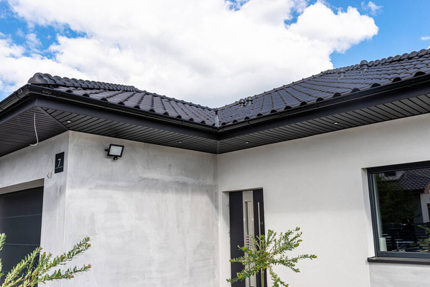 Une doublure moderne de toit en chevrons graphite est fixée aux fermes, visible allumé les lumières LED. - Photo, image