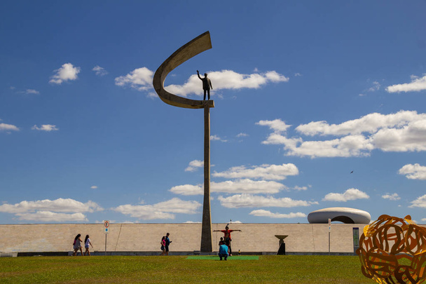 Меморіал JK в Бразілії з багатьма туристами, в ясний день з блакитним небом. Архітектурний проект Оскара Німеєра. - Фото, зображення