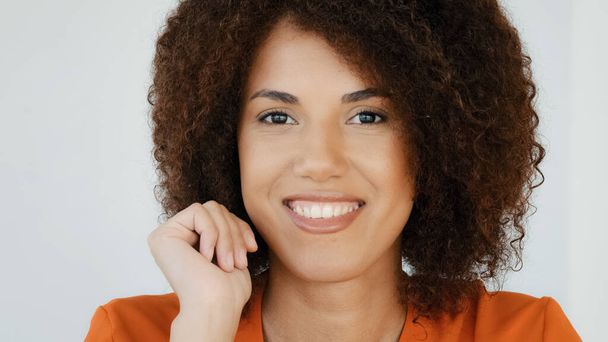 Pensive confused African American woman 20s curly haired smart girl pondering thinking creative plan thinks deep in thoughts comes up with ideas raised finger up smiling has insight close up portrait - Fotografie, Obrázek