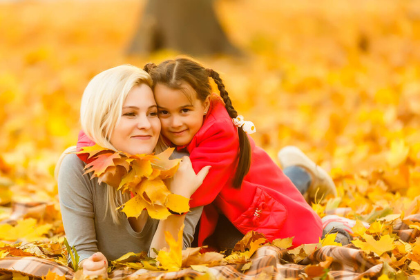 Šťastný rodič a dítě drží podzimní žluté listí venku. - Fotografie, Obrázek