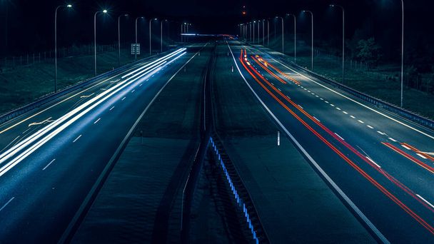lichten van auto 's met nacht. lange blootstelling - Foto, afbeelding