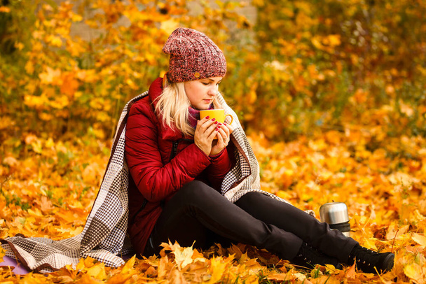 Portrét veselé mladé ženy s podzimními listy před tvorbou listů. - Fotografie, Obrázek