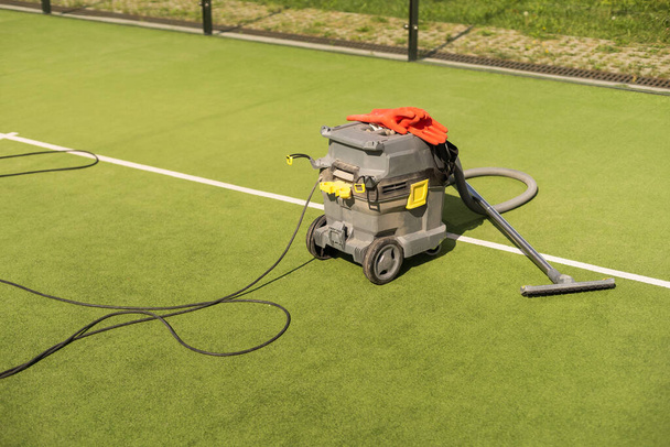 professional vacuum cleaner for the tennis court. - Foto, Imagem