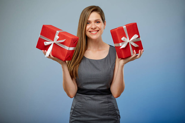 İş elbiseli mutlu kadın elinde iki hediye kutusu tutuyor. münzevi kadın stüdyo resmi. - Fotoğraf, Görsel