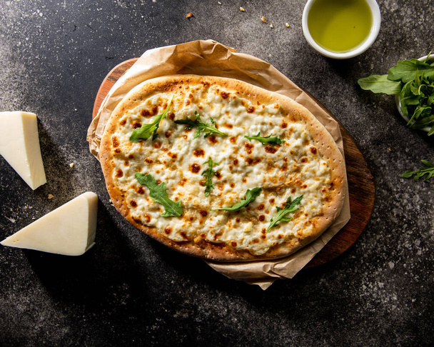 kashkaval pizza s kostkou sýra izolované na řeznou desku horní pohled fastfood - Fotografie, Obrázek