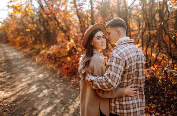 Stylish couple walking and enjoying autumn weather. People, lifestyle, relaxation and vacations concept. Autumn Fashion, style concept. - Foto, immagini