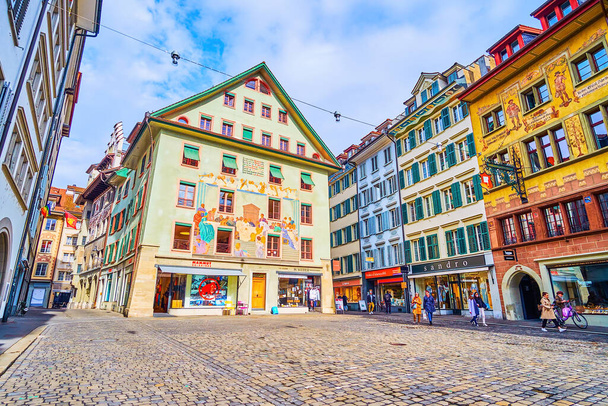 LUCERNE, SWITZERLAND - MARCH 30, 2022: Old houses on Weinmarkt with scenic details and historic frescoes, on March 30 in Lucerne, Switzerland - Photo, Image