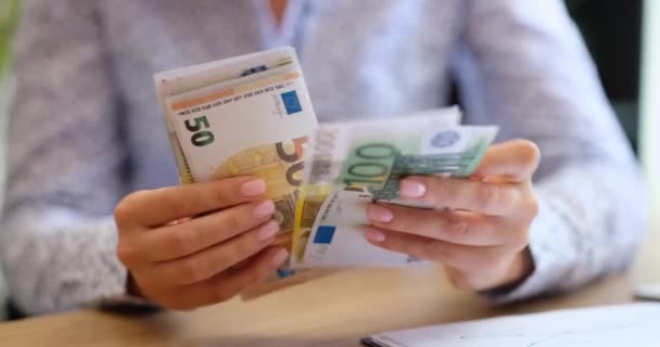 Uma mulher no escritório conta dinheiro, euro close-up, foco superficial. Salário em moeda europeia, depreciação - Filmagem, Vídeo