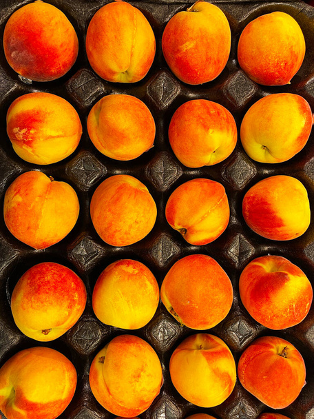 Пачка персиків у крамниці роздрібної торгівлі, Джорджія (США). - Фото, зображення