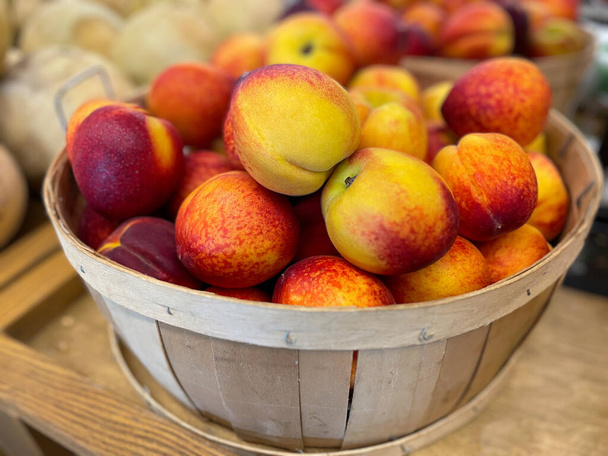 Дерев "яний барель персиків у крамниці роздрібної торгівлі (Джорджія, США). - Фото, зображення