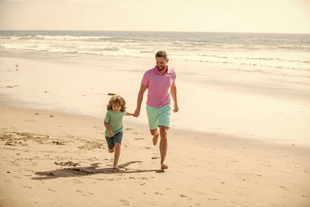 otec a syn běh na letní pláži, životní styl. - Fotografie, Obrázek