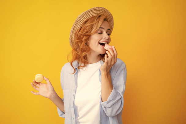 Mulher encantadora quer morder macaron saboroso, segurando macaroon perto da boca aberta, menina de beleza desfrutando de doces - Foto, Imagem