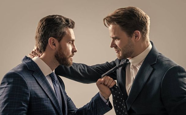 business partners blame each other. arguing businesspeople. dissatisfied men discuss failure. two colleagues have disagreement and conflict. businessmen face to face. disrespect and contradiction. - Φωτογραφία, εικόνα