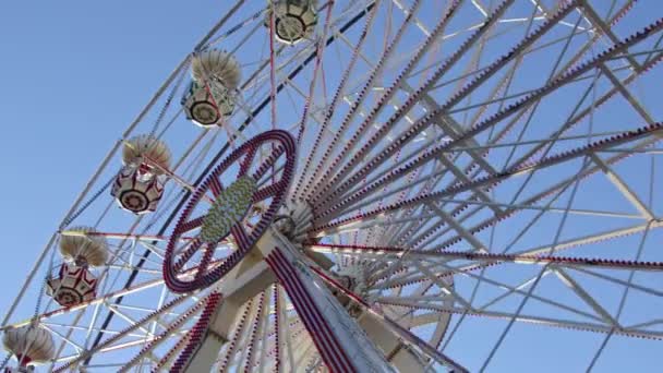 Gyönyörű Ferris Wheel Swing a Vidámpark felvételein. - Felvétel, videó