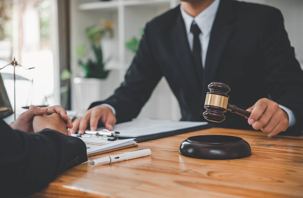 Les avocats donnent des conseils sur le jugement, les accords, la justice Client
 - Photo, image