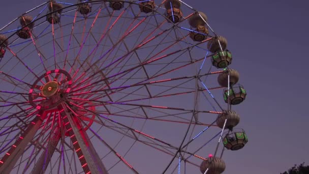 Bela roda gigante balanço à noite no parque de diversões Filmagem. - Filmagem, Vídeo