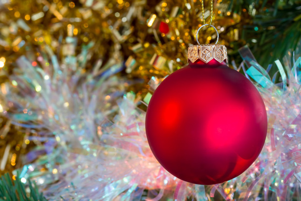 Bola roja de Navidad con oropel
 - Foto, Imagen
