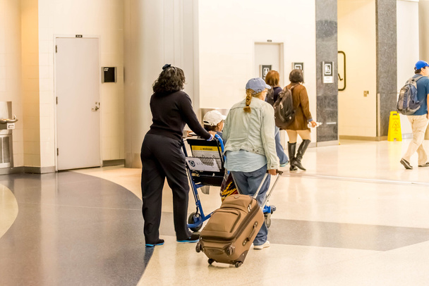 passagers marchant avec lugagge à l'aéroport
 - Photo, image