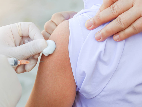 dětská koronavirová vakcína sedí očkovaná injekční stříkačkou proti covid-19. - Fotografie, Obrázek