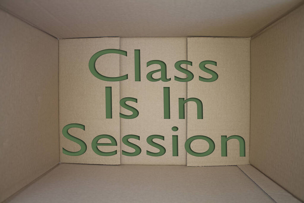 Class is in Session word με χαρτόκουτο. Κουτί με καφέ διπλωμένη κάρτα. - Φωτογραφία, εικόνα