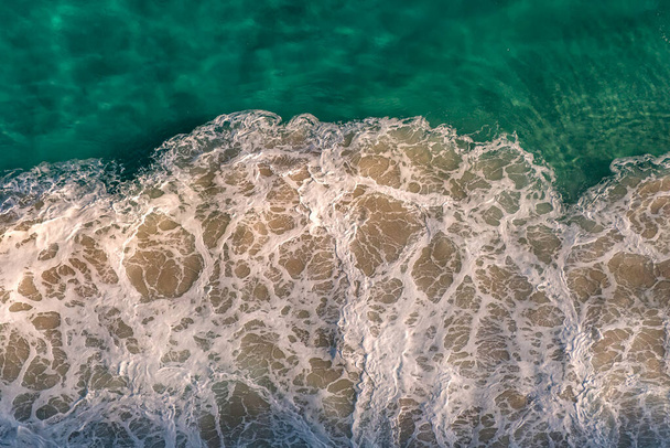 Верхній вигляд візерунків білої піни від впливу океанічних хвиль на прибережні породи. ПАР - Фото, зображення