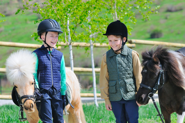 zwei Jungen mit Pony - Foto, Bild