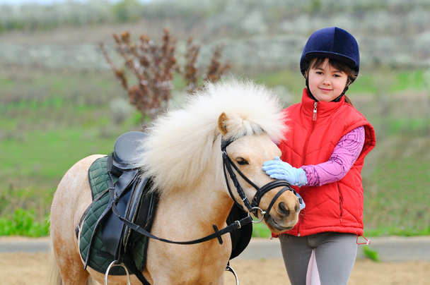 klein meisje en pony - Foto, afbeelding