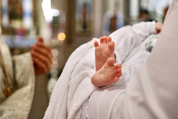 Ноги новонародженого під час хрещення в церкві. Церемонія хрещення і помазання
. - Фото, зображення