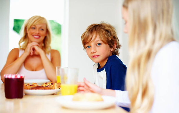 Młody chłopiec z rodziną je razem śniadanie. Portret małego chłopca z rodziną jedzącego razem śniadanie - Zdjęcie, obraz