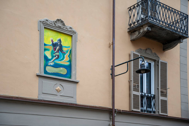 トリノ、イタリア、 MU 、都市美術館。トリノのカンピドリオ地区のファサードのアーティストによる壁画や落書き. - 写真・画像