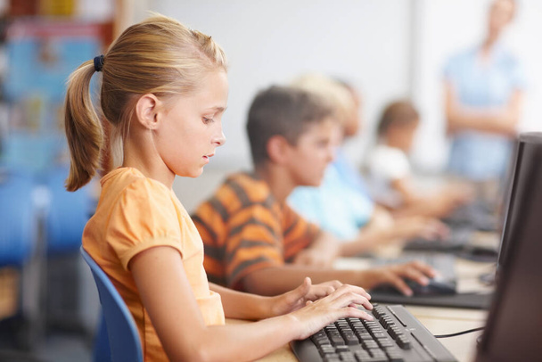 Δουλεύοντας επιμελώς στους υπολογιστές. Μια ομάδα μικρών παιδιών που εργάζονται σκληρά στην τάξη των υπολογιστών - Φωτογραφία, εικόνα
