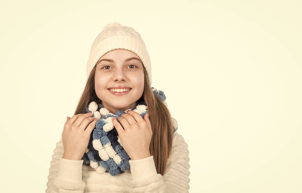 happy child in knitted hat and scarf warm clothes isolated on white copy space, warm clothes. - Foto, Imagem