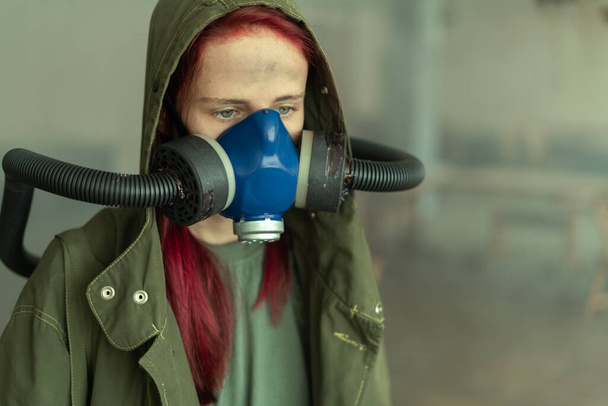 Sobreviviente femenina post apocalipsis con máscara de oxígeno. De cerca. - Foto, Imagen