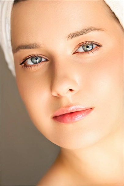 Huidverzorging en schoonheid routine, mooie vrouw met witte handdoek gewikkeld rond hoofd, huidverzorging cosmetica en gezicht cosmetologie, close-up portret - Foto, afbeelding