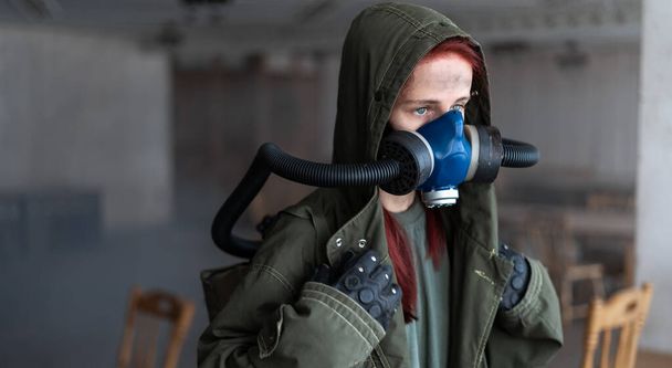 Пост-апокаліптична концепція. Жінка в газовій масці в покинутій будівлі. Перегляд профілю
 - Фото, зображення