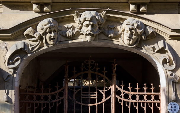 Скульптура в стиле модерн на фасаде дворца в Риге
 - Фото, изображение