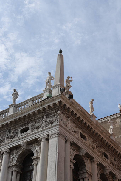 Venedik 'in tarihi merkezinde Aziz Mark Bazilikası' nın birçok zirvesinden birinin gözlemlendiği çeşitli açılar. - Fotoğraf, Görsel