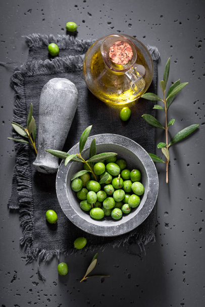 Zdravé a čerstvé syrové olivy jako složka olivového oleje. Příprava zelených oliv na produkci oleje. - Fotografie, Obrázek