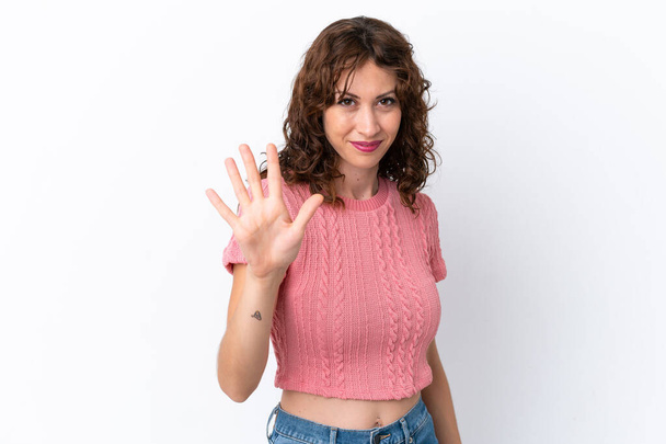 Jeune femme aux cheveux bouclés isolé sur fond blanc comptant cinq avec les doigts - Photo, image