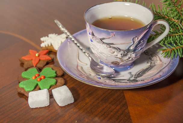 一杯のお茶とジンジャーブレッドのクッキー - 写真・画像