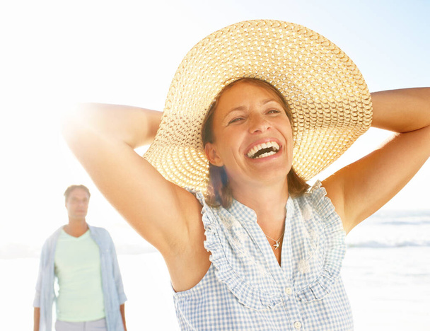 A liberdade de ser ela mesma. Uma mulher extasiada desfrutando de um passeio na praia com seu marido - Foto, Imagem