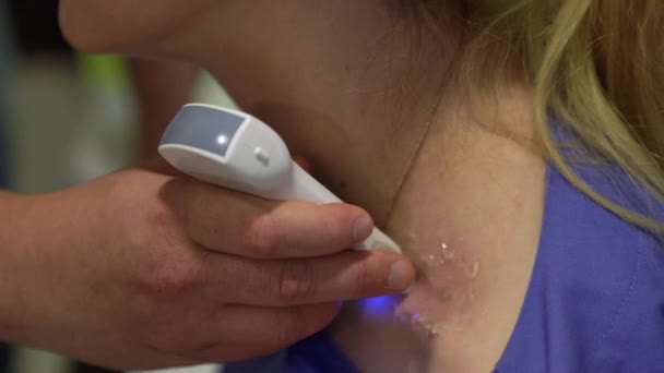El médico hace un examen de ultrasonido en el cuello del paciente en el hospital. La radiografía del cuello de la mujer - Imágenes, Vídeo