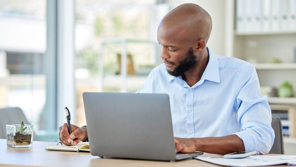 Tervezés notebook, laptop és üzletember dolgozik online ötlet, ötletelés vagy projektmenedzsment egy irodában. Produktív vállalati fekete férfi író honlap e-kereskedelem vagy tech Finance stratégia. - Fotó, kép